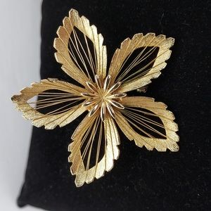 Vtg. Unbranded Gold Tone Flower Brooch